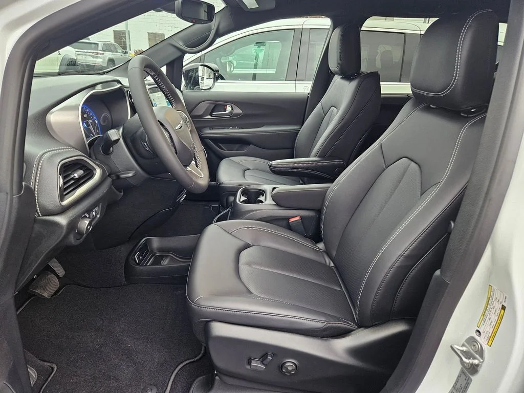 2026 Chrysler Pacifica Select - Photo 14