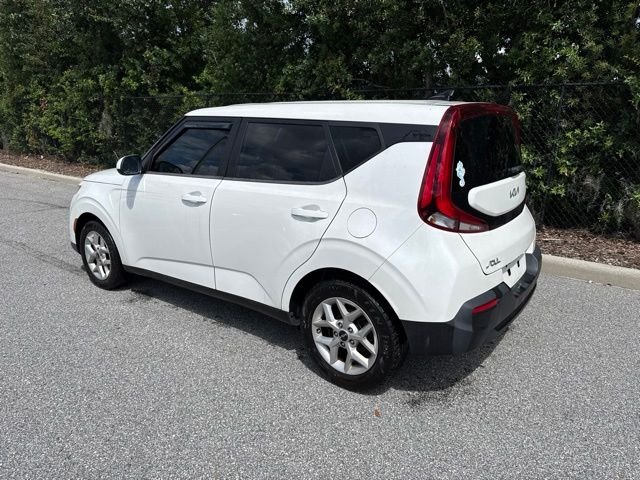 Used 2022 White Kia LX image 3