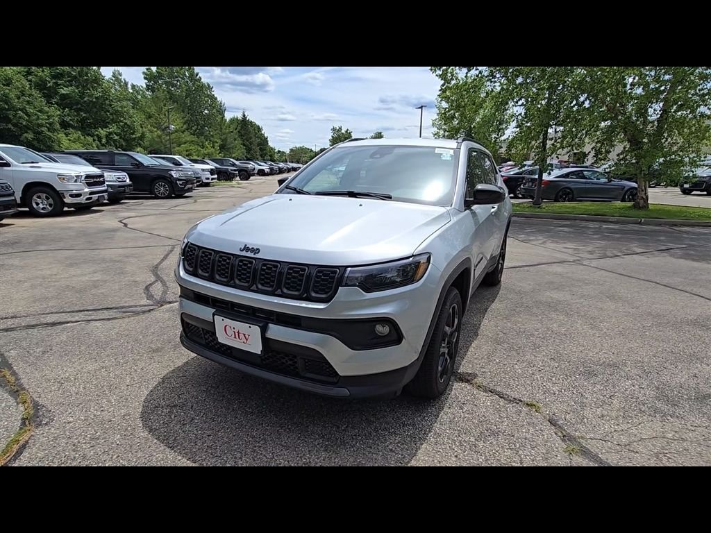 New 2026 Silver Zynith Metallic Clear-Coat Exterior Paint Jeep Latitude image 3