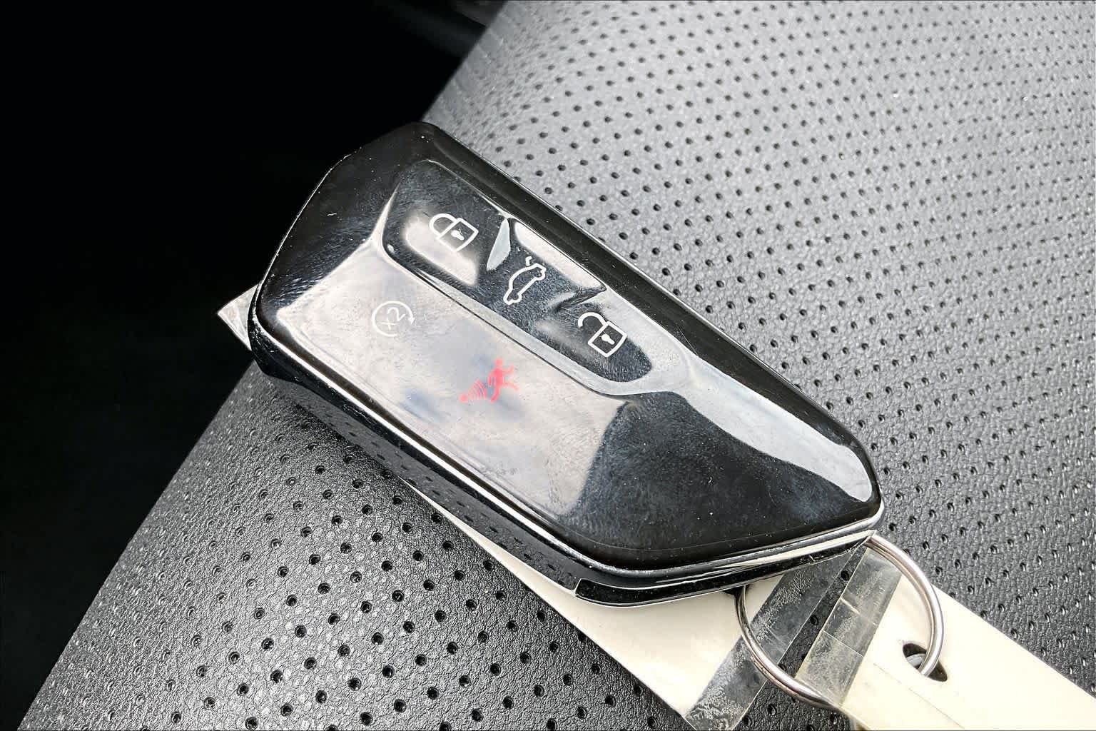 Used 2025  Volkswagen 2.0T SE w/Technology image 14