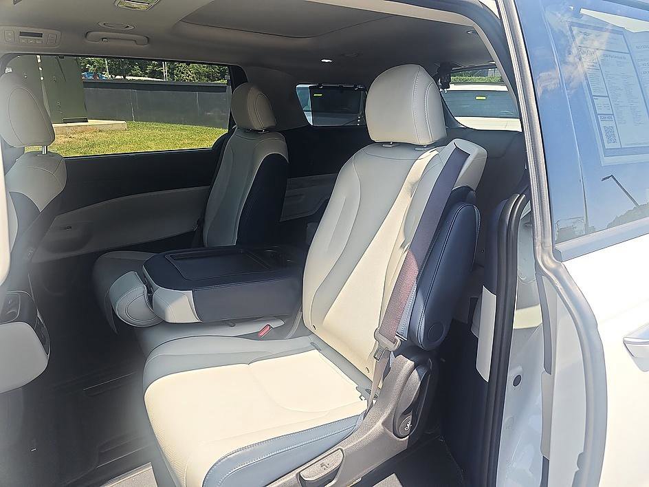 Used 2025 Snow White Pearl Kia SX image 31