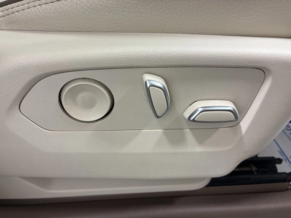 Used 2022 White GMC Denali image 34