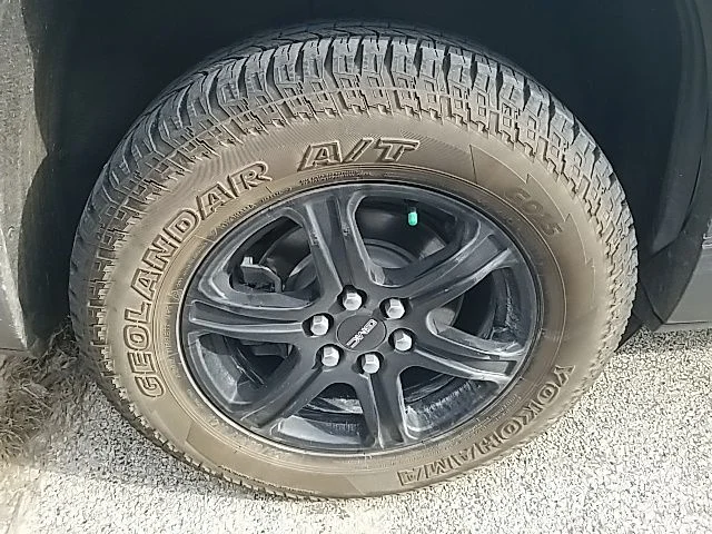 Used 2021 White GMC AT4 image 30
