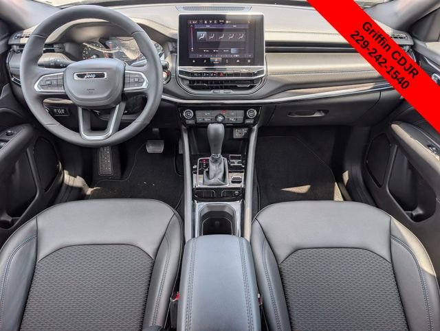New 2026 Diamond Black Crystal Pearl-Coat Exterior Paint Jeep Latitude image 5