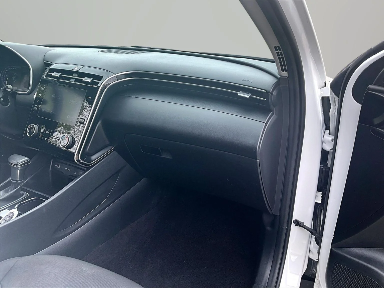 Used 2023 White Hyundai SEL image 18