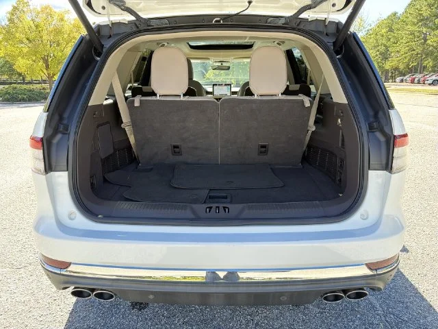 Used 2022 White Lincoln Reserve image 25