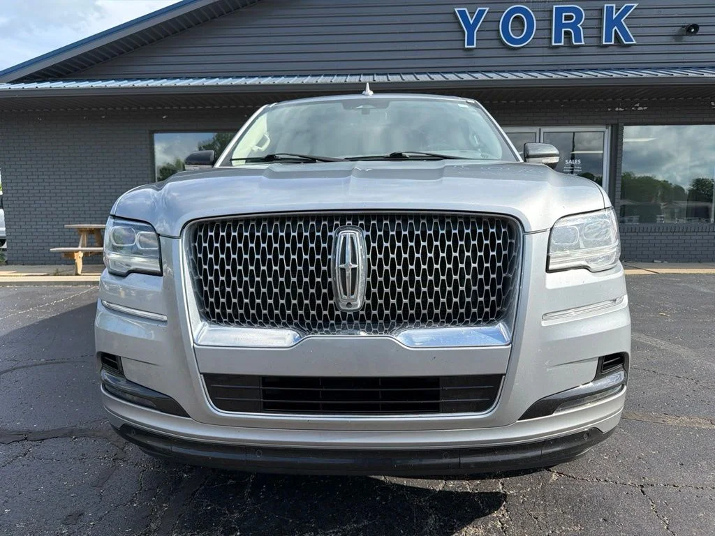 Used 2022 Silver Lincoln Reserve image 12