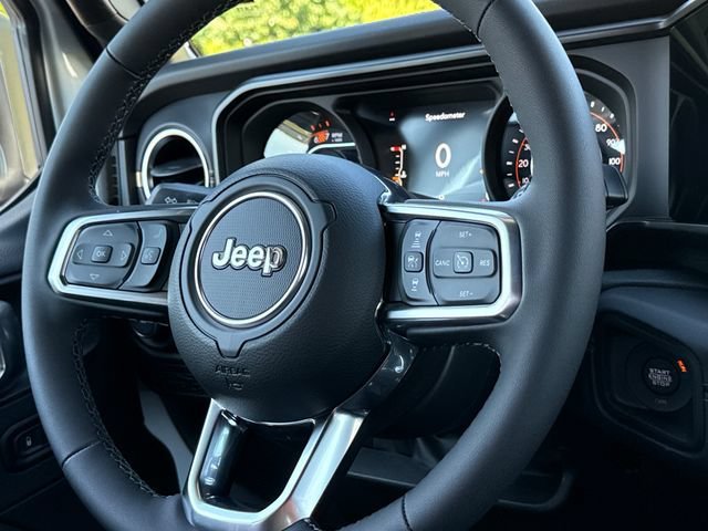 New 2026 Bright White Clear-Coat Exterior Paint Jeep Sahara image 12