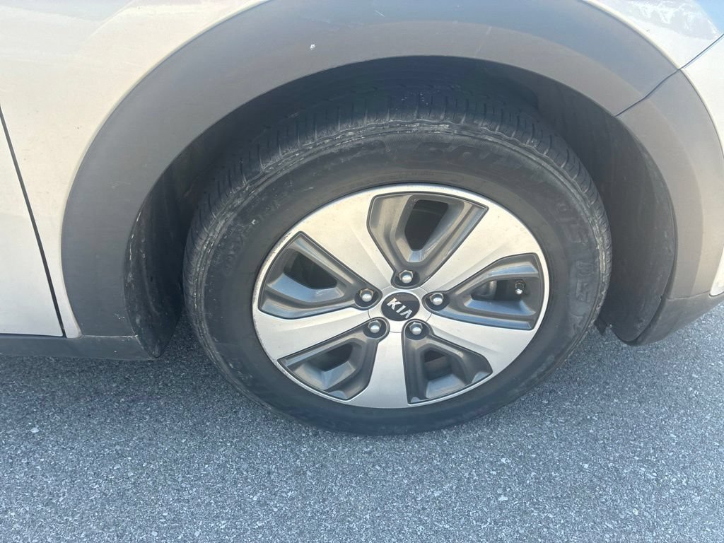 Used 2020 Silky Silver Kia LX image 23