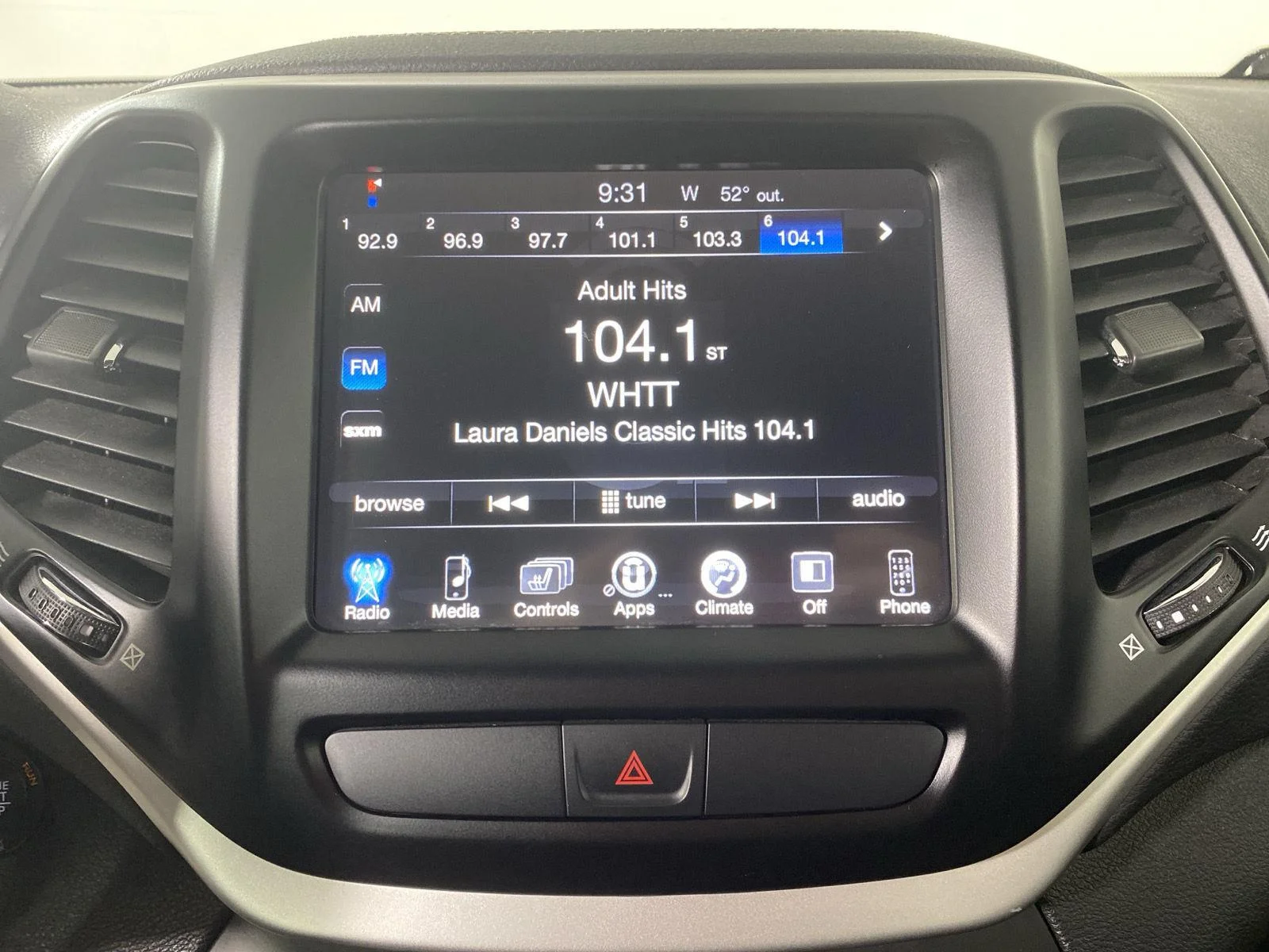 Used 2018 Diamond Black Crystal Pearlcoat Jeep Latitude Plus image 4