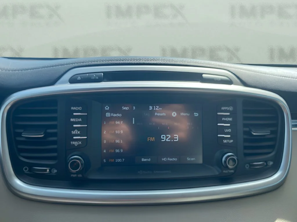 Used 2017 White Kia LX image 19