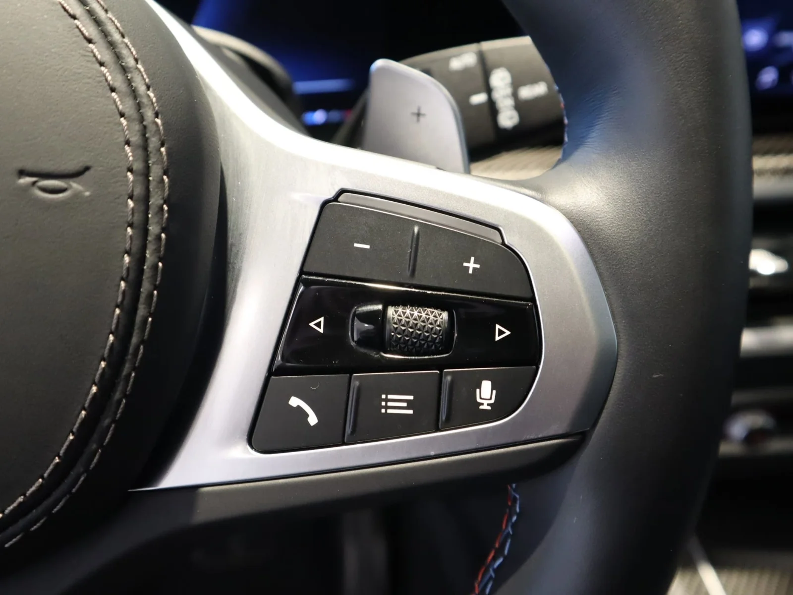 Used 2026 White BMW M60i Sports Activity Vehicle image 29