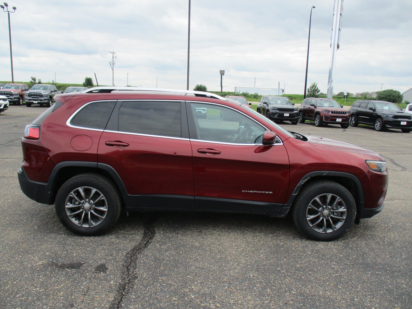 Used 2020 RED Jeep Latitude Plus image 8