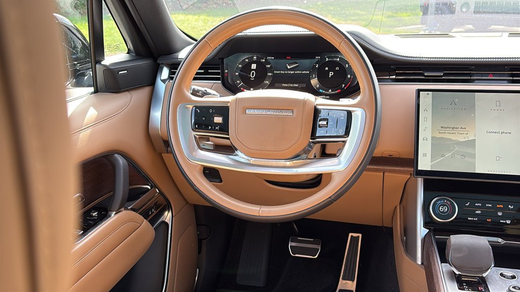 Used 2023 White Land Rover SE image 25