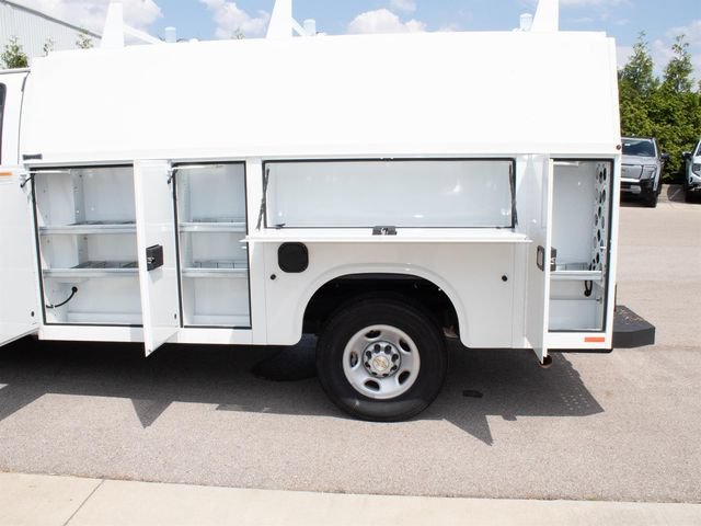 New 2025 Summit White Chevrolet 1WT image 13