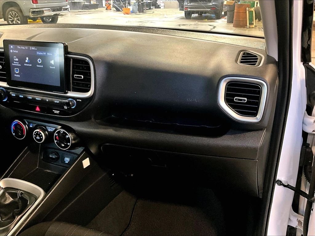 Used 2020 White Hyundai SE image 13