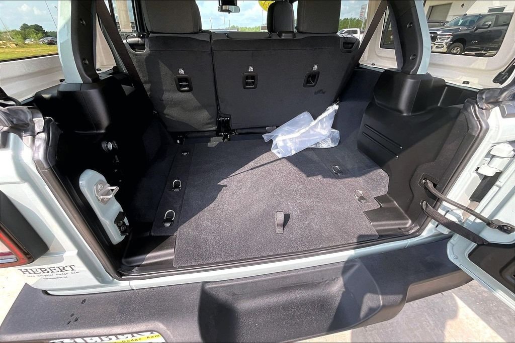 Used 2024  Jeep Sport S image 26