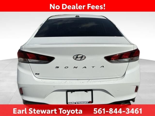 Used 2018 White Hyundai SE image 5