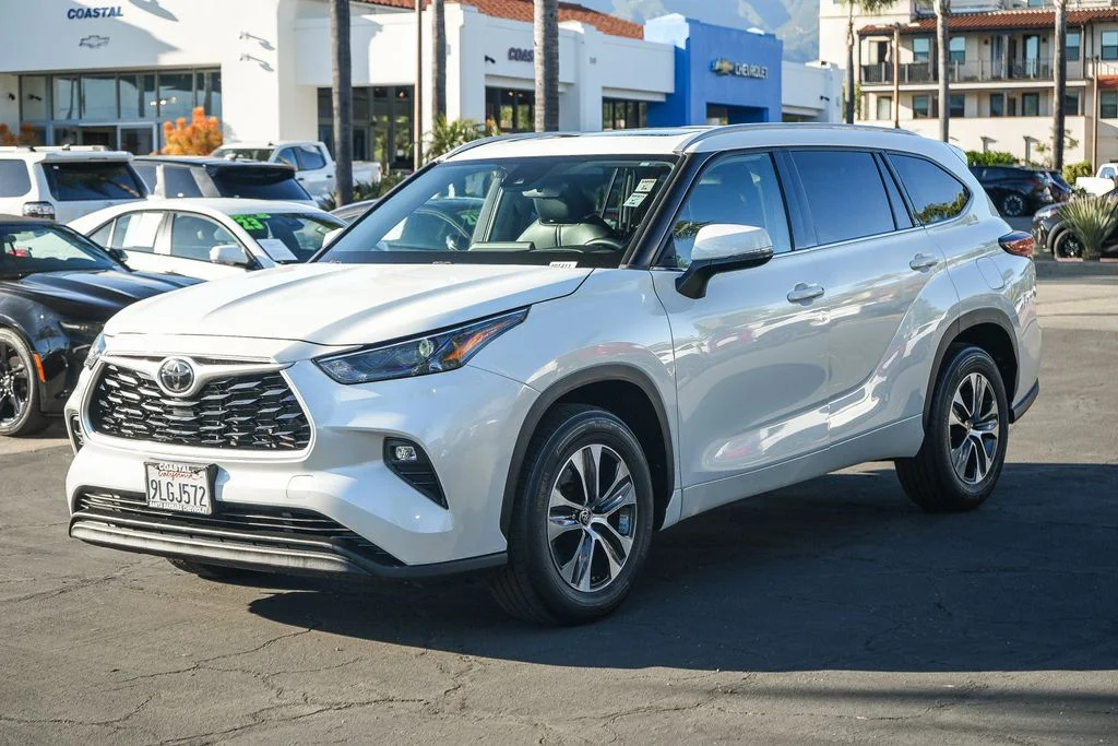 Used 2022 Beige Toyota XLE image 3
