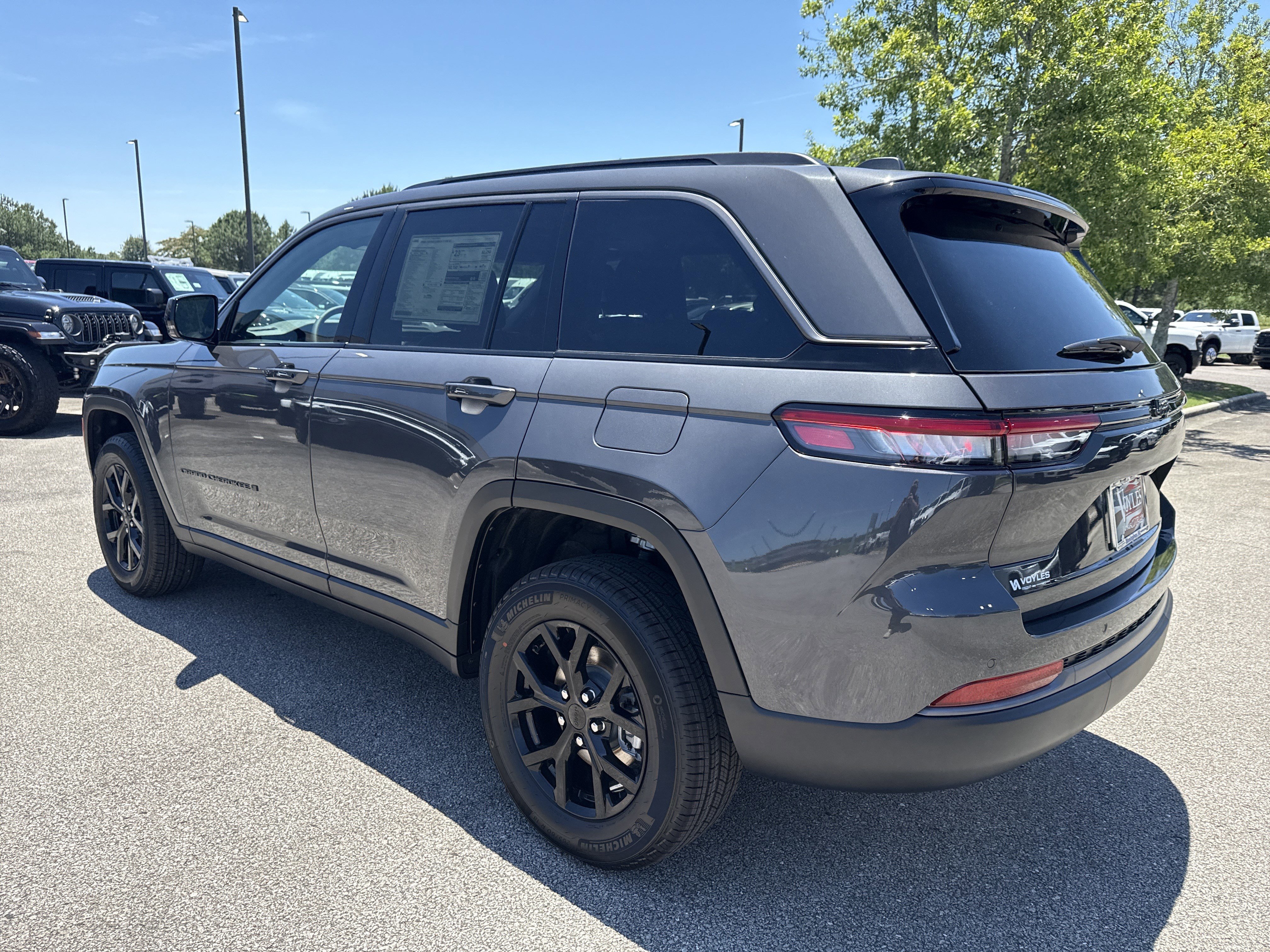 New 2026 Baltic Gray Metallic Clear-Coat Exterior Paint Jeep Altitude image 5