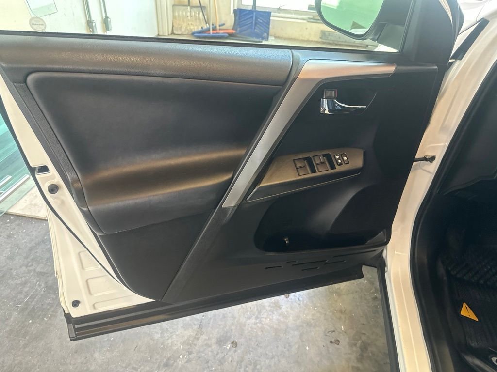 Used 2016 White Toyota XLE image 8