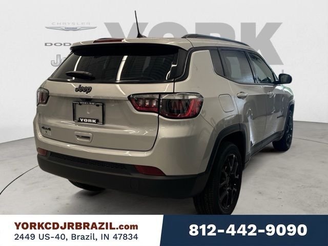 New 2026 Silver Zynith Metallic Clear-Coat Exterior Paint Jeep Latitude Altitude image 5