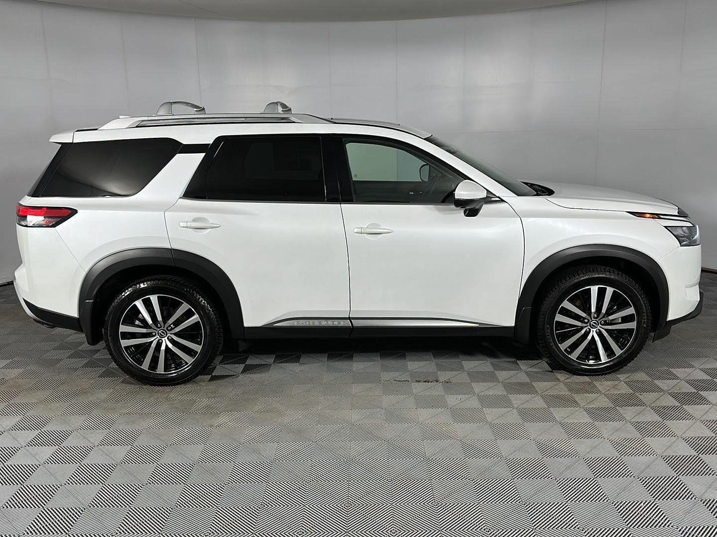 Certified Used 2025 Everest White Pearl Tricoat Nissan Platinum image 34