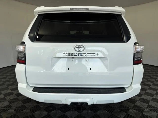 Used 2018 Super White Toyota SR5 Premium image 24