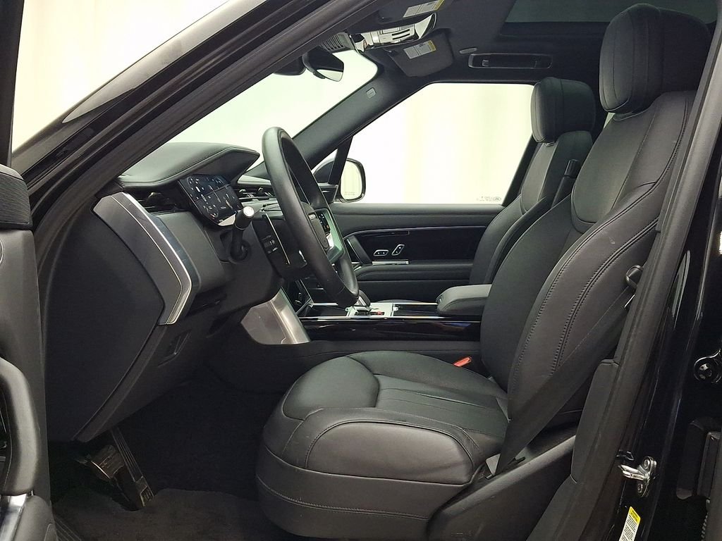 Used 2025  Land Rover SE image 14