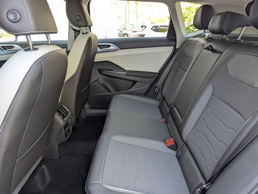 2025 Volkswagen Taos SE - Photo 17