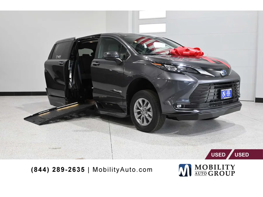 2025 Toyota Sienna XLE 7-Passenger Hybrid FWD's photo