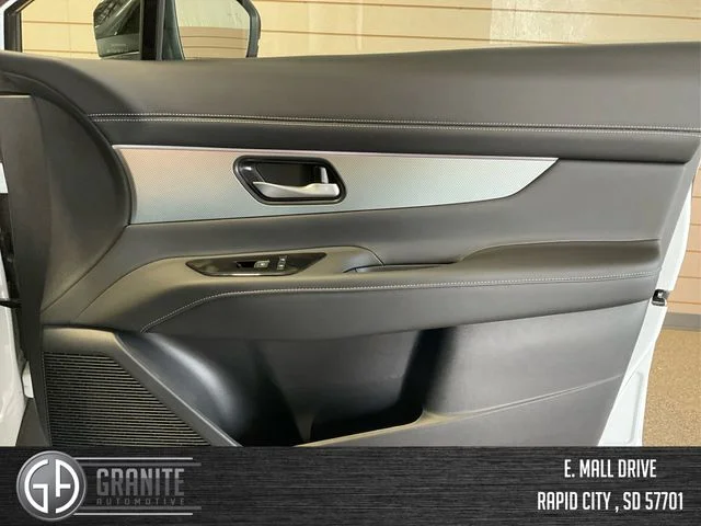 New 2025 Everest White TriCoat Nissan SL image 23