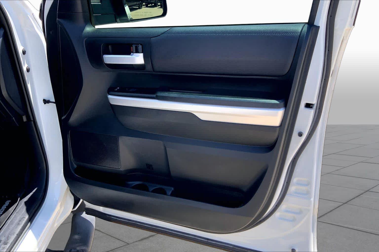 Used 2017 Super White Toyota SR5 image 23