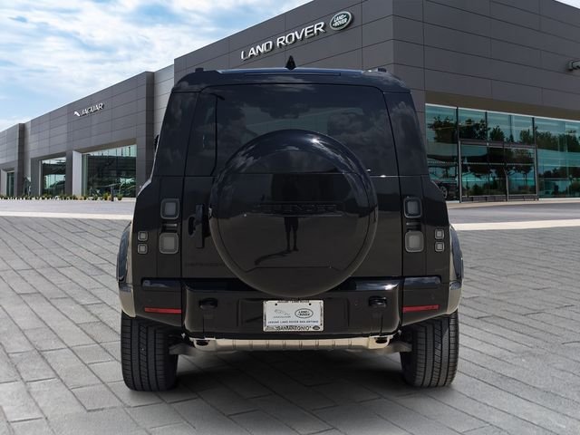 New 2026 Santorini Black Land Rover X-Dynamic SE image 4