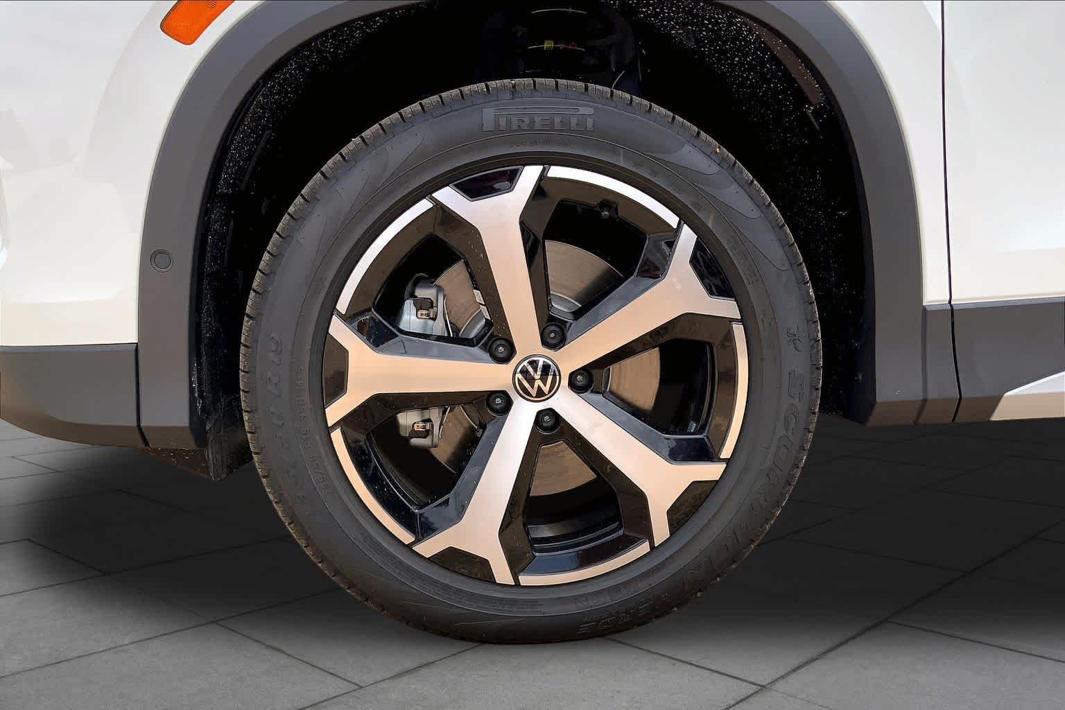 New 2026 Pure White Volkswagen SE image 12
