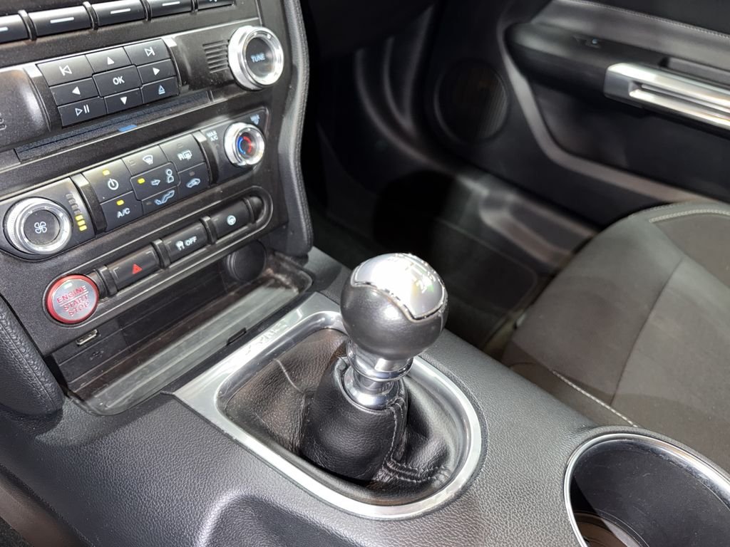 Used 2018 Oxford White Ford GT image 23