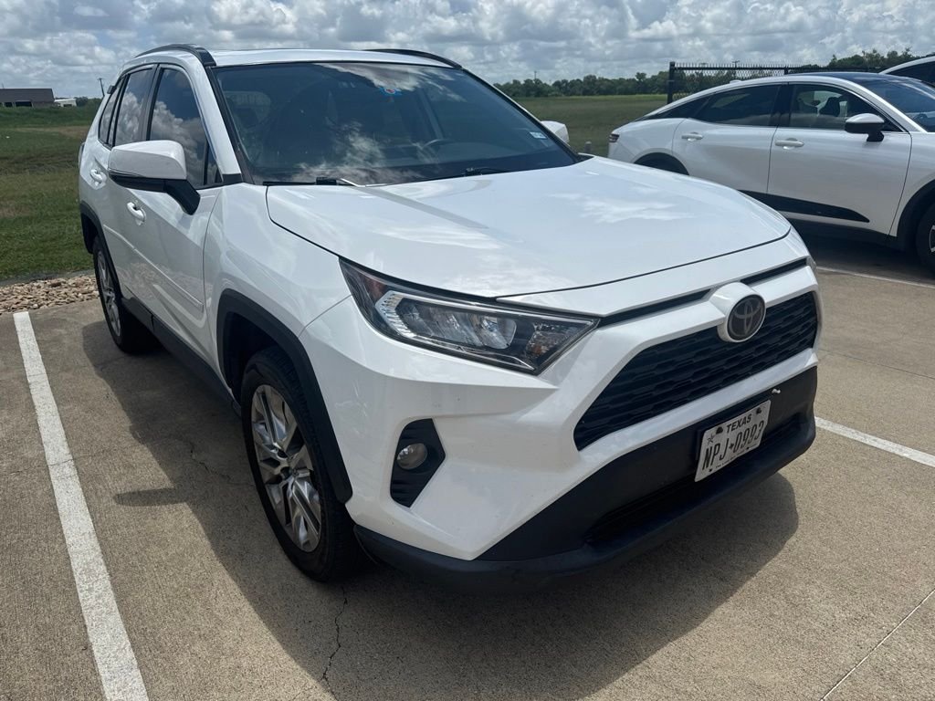 Used 2020 White Toyota XLE Premium image 2