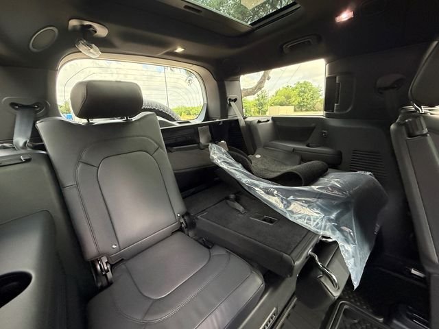 New 2026 Fuji White Land Rover X-Dynamic SE image 17