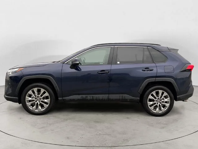 Used 2025  Toyota XLE Premium image 8