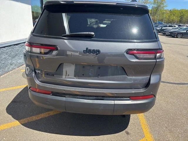 Certified Used 2023 Baltic Gray Metallic Clearcoat Jeep Altitude image 6