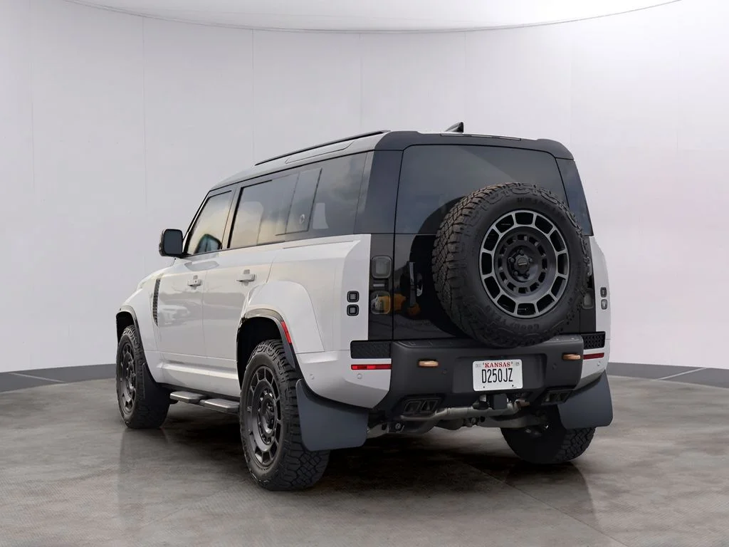 2026 Land Rover Defender OCTA - Photo 7