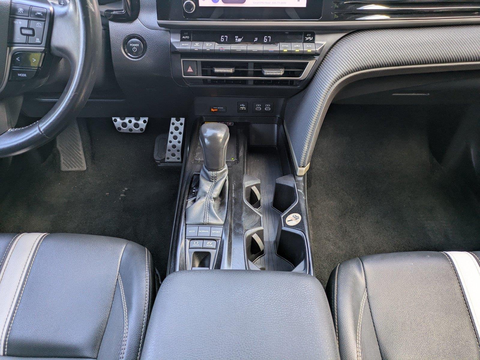 Used 2025  Toyota SE image 18