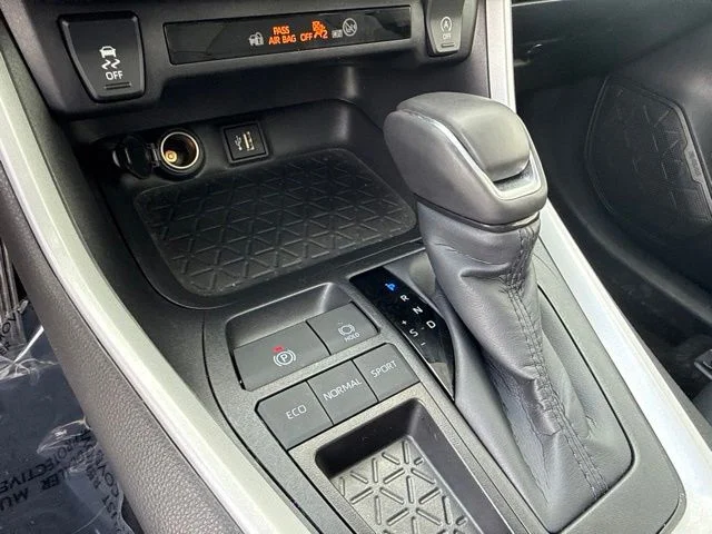 Used 2025 Beige Toyota XLE Premium image 6
