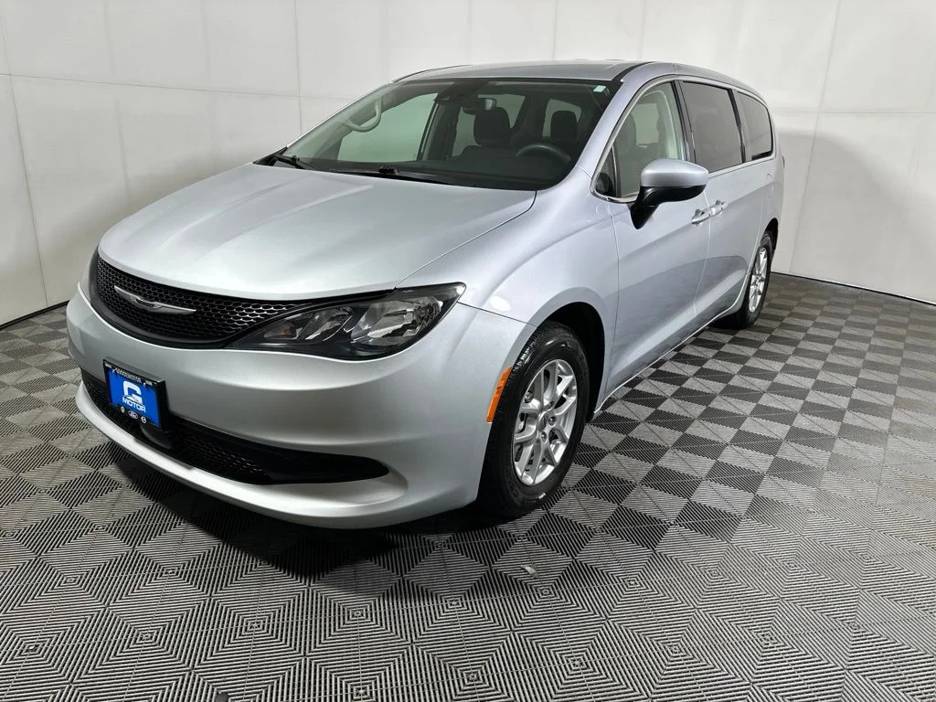 Used 2023 Silver Mist Clearcoat Chrysler LX image 4