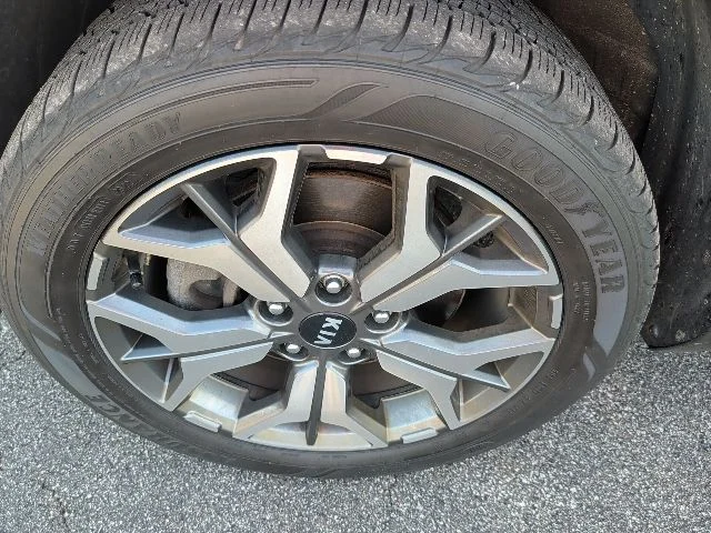 Used 2021 White Kia EX image 3