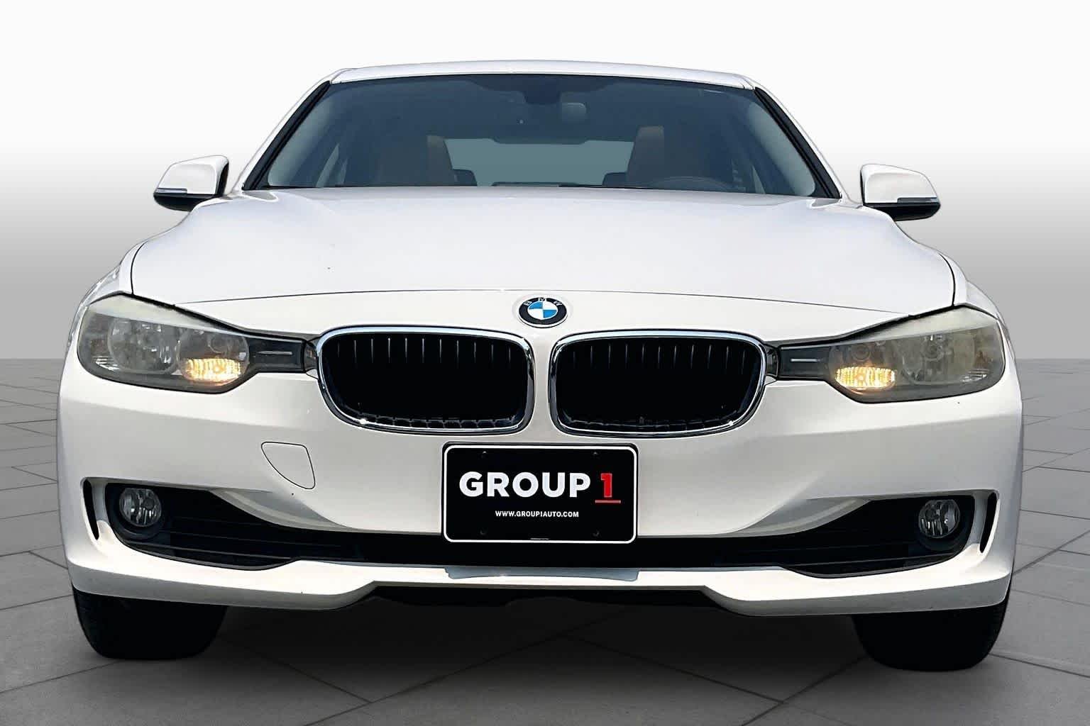 Used 2015 Alpine White BMW 320i xDrive image 3