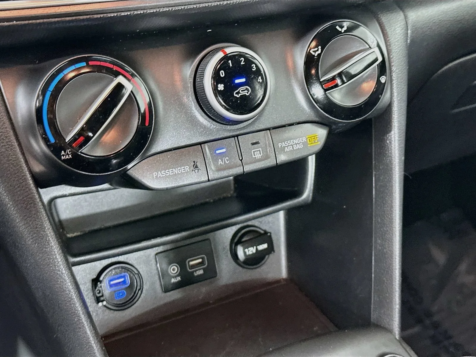 Used 2019 Black Hyundai SE image 16