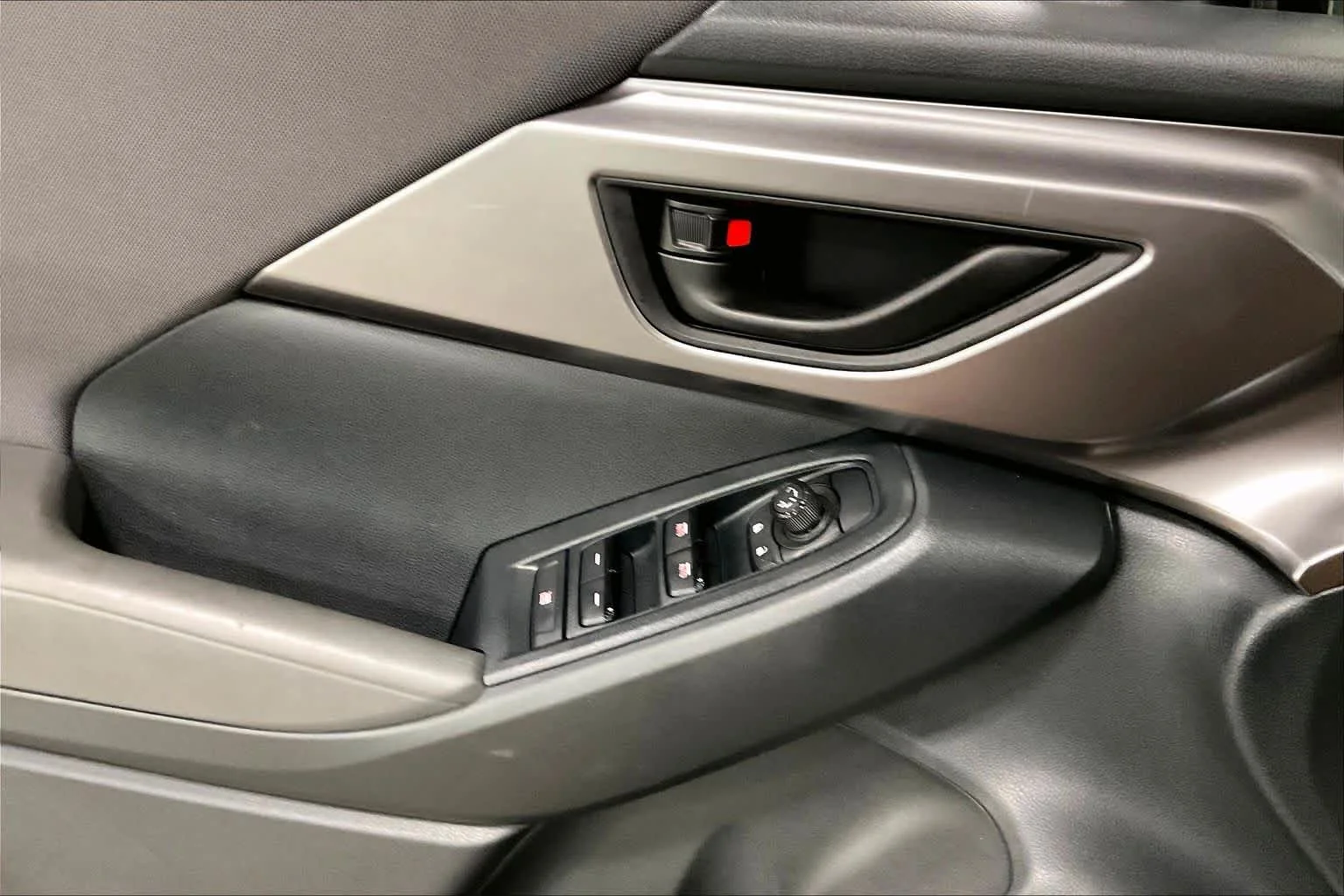 Used 2025 Crystal White Pearl Subaru  image 35