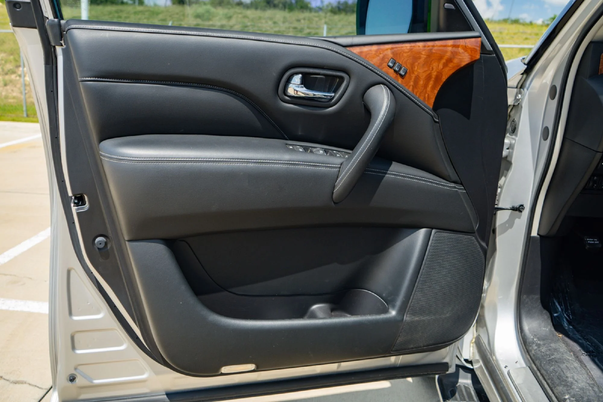 Used 2019 Silver INFINITI LUXE image 16