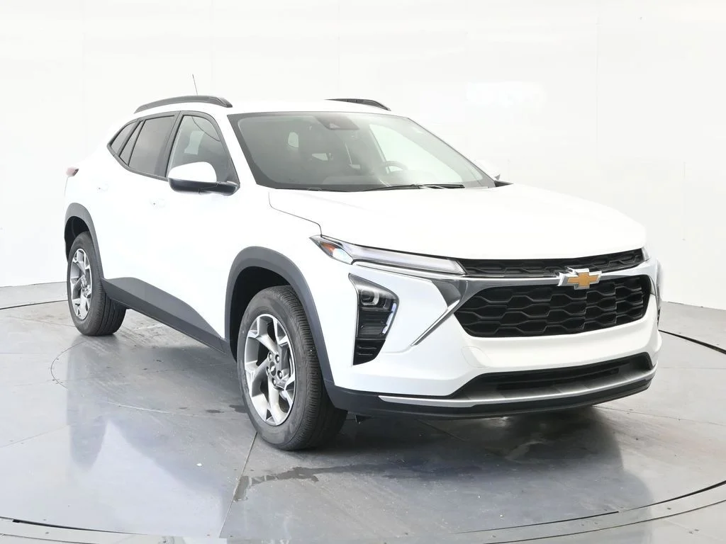 Used 2025 Summit White Chevrolet LT image 3